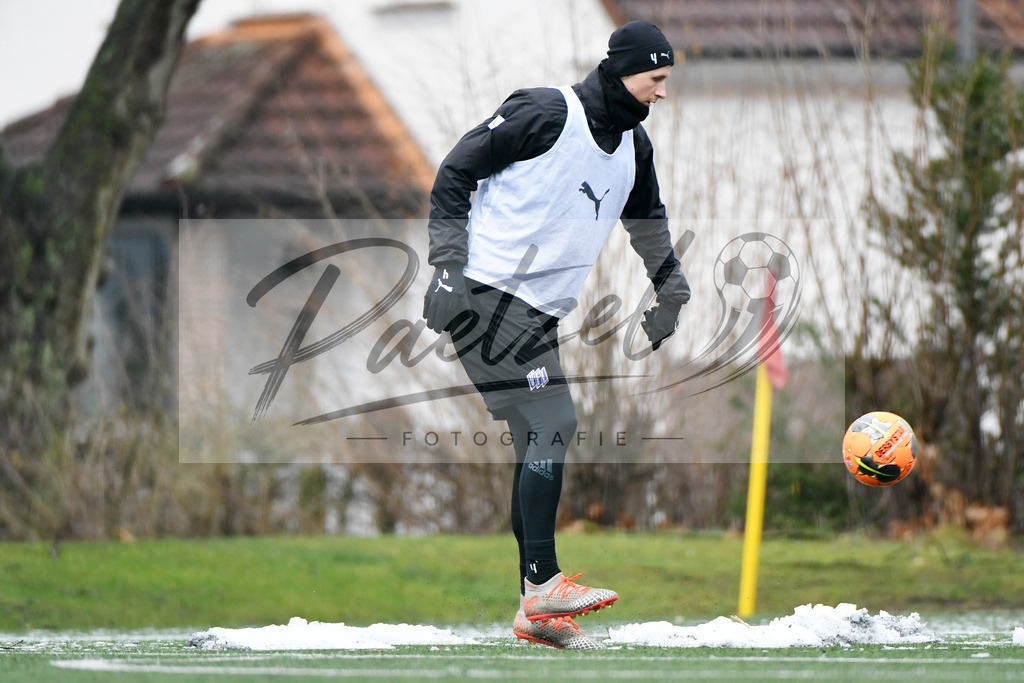 20200226_TRAOSN_0069 | Fussball, Herren: Lukas Gugganig (VfL Osnabrueck) in Aktion, am Ball, Einzelaktion waehrend der Trainingseinheit des VfL Osnabrueck im Sportpark Illoshoehe am 26.02.2020 in Osnabrueck, Deutschland. - Realisiert mit Pictrs.com