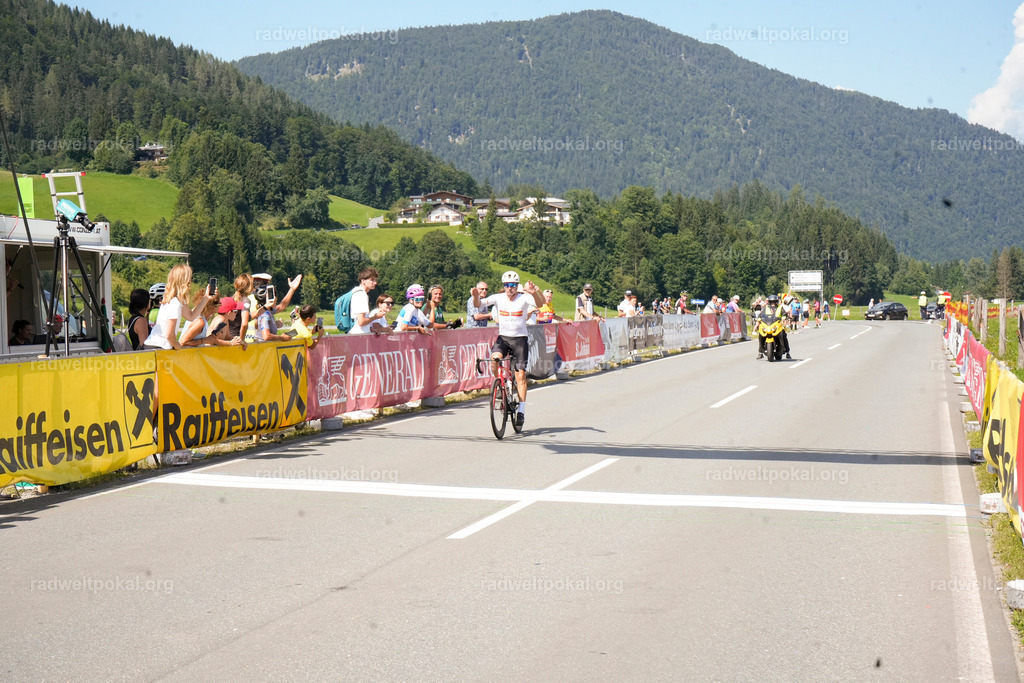 774_20230817_Bewerb_Maenner_Muehlanger | AUT - OESTERREICH, 2023-08-16: SPORT RENNRAD-FAHREN - 55. INTERNATIONALER RADWELTPOKAL IN ST. JOHANN IN TIROL  - Vintage-Radrennen mit WM-Bronze-Medaillen-Siegerin Christina Schweinberger, den Teilnehmer und Alexander Baumann (vom Orginastions-Team) - TAG 2 BEWERB MAENNER IN SECHS GRUPPEN  ; Foto: Roland Muehlanger