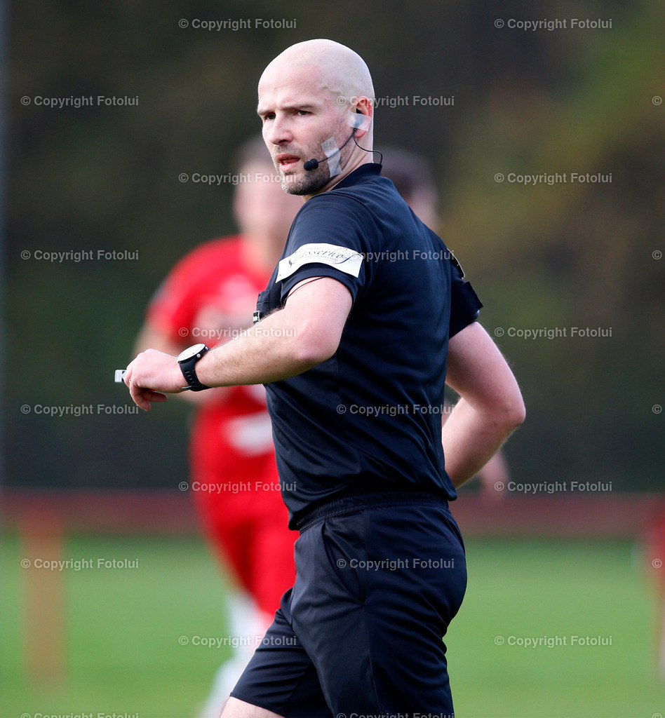 A_LUI_05112022_18 | SPORT FUSSBALL LT1 OOE LIGA ASKOE OEDT-ASK CARE IH STEYR ST.VALENTIN 05.11.2022 IM BILD: SCHIEDSRICHTER PHILLIPP HUBINGER FOTO:FOTOLUI