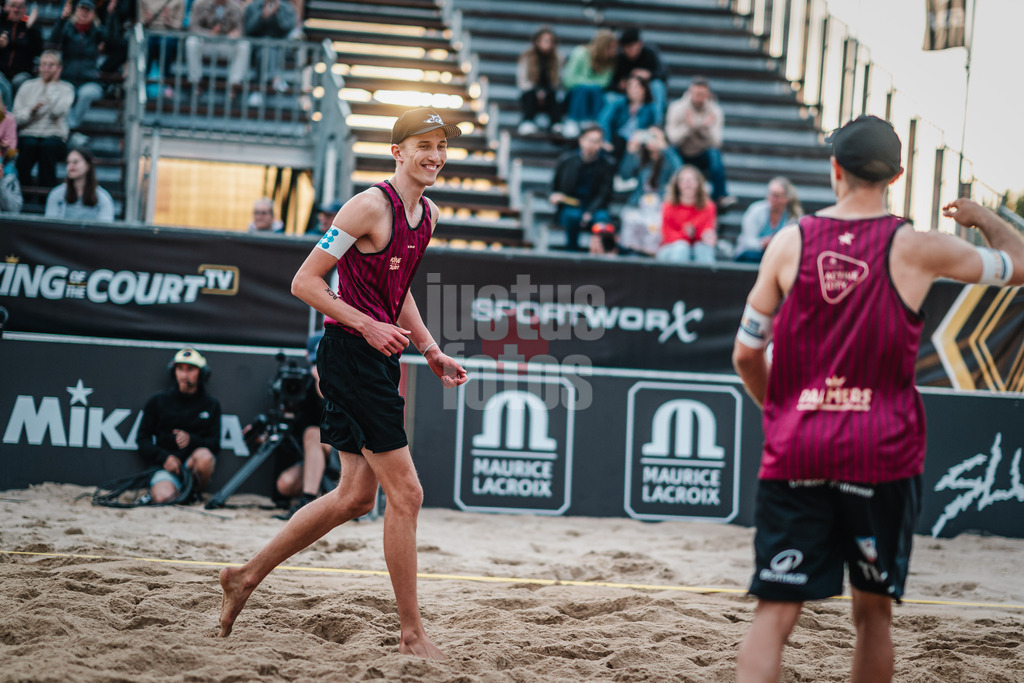 Beachvolleyball | Männer | Queen and King of the Court | Hamburg | 30.05.2024 | Momme Lorenz (links, GER) lächelt in Richtung Tilo Rietschel (rechts, GER)