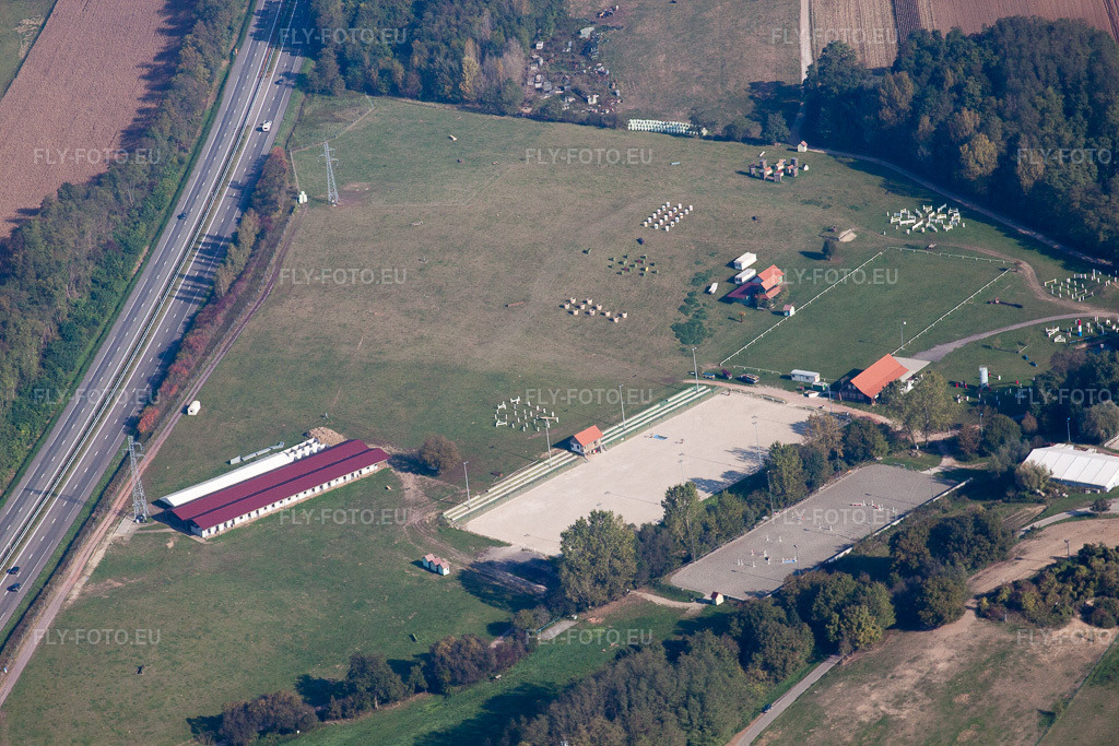 Vue aérienne: Haras à Neewiller-près-Lauterbourg dans le département Bas Rhin, France. Photo: IMG_45906.jpg prise le 16/10/2011 par Werner Riehm/FLY-FOTO.eu – Résolution de l'original: 4752 x 3168 px