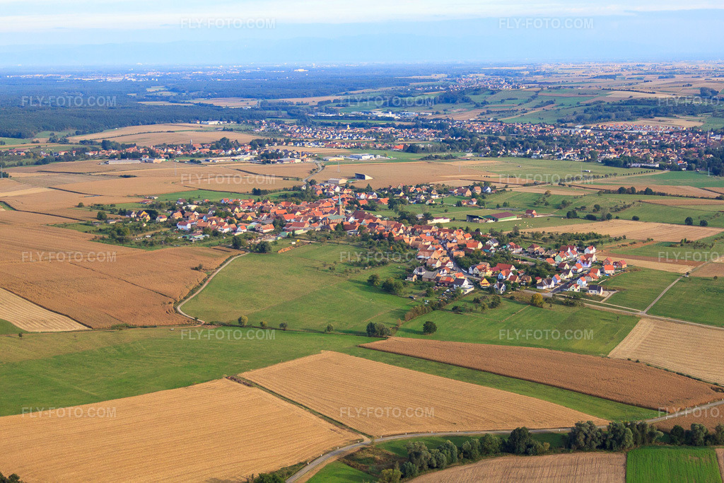 Aerial view: View of the town from the north in Kindwiller in the state Bas-Rhin, France. – Photo: IMG_53619.jpg taken on 09/30/2012 by Werner Riehm/FLY-FOTO.com – Resolution of the original: 4752 x 3168 px