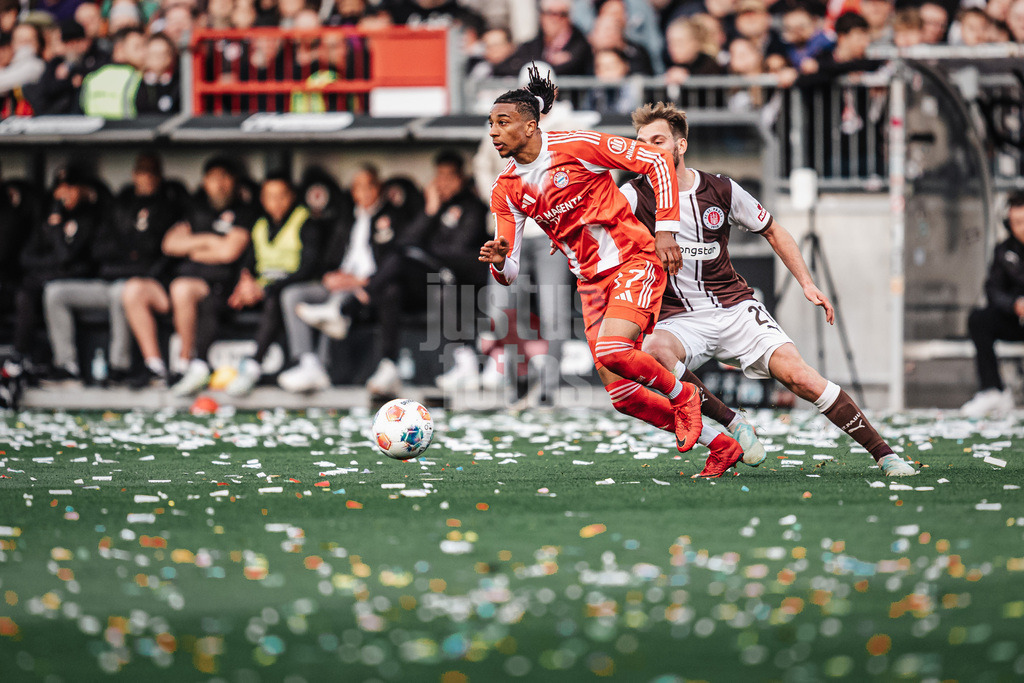 Fußball | Männer | Saison 2025/2026  | Fußball-Bundesliga | 29. Spieltag | FC St. Pauli vs. FC Bayern München | 11.04.2026 | Michael Olise (#17, FC Bayern München) am Ball