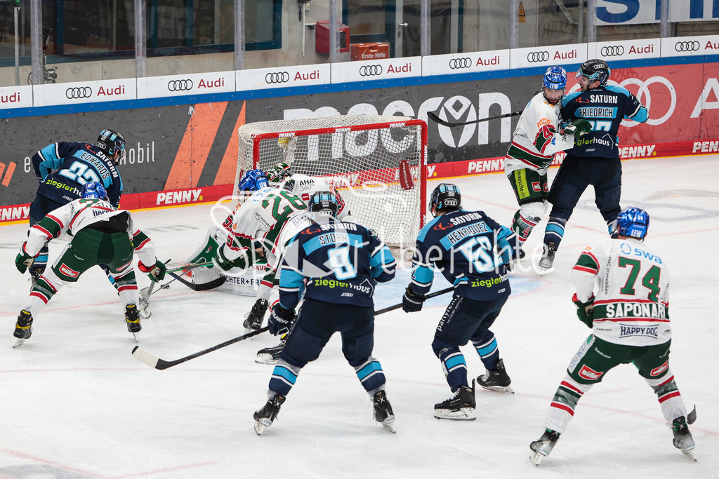 ERC Ingolstadt - Augsburger Panther  | Maurice EDWARDS (ERC #23) bringt den Puck in dieser Szene nicht vor den Kasten von Markus KELLER (aev #35)