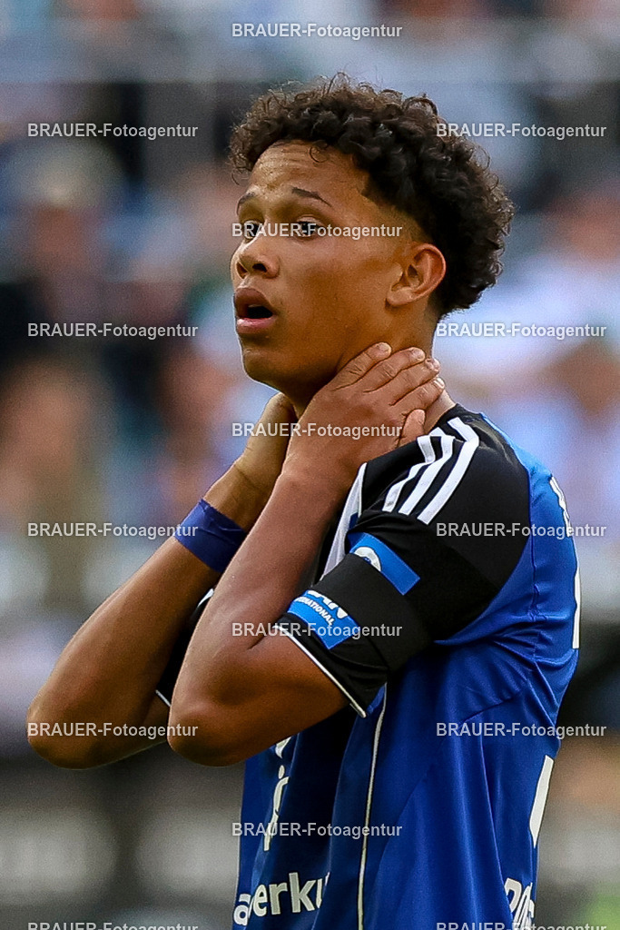 Borussia Mönchengladbach vs Hamburger SV - Bundesliga  | Mönchengladbach, Deutschland, 24.08.25:   Alexander Rossing-Lelesiit (Hamburger SV) ist enttäuscht waehrend des Spiels der Bundesliga zwischen Borussia Mönchengladbach vs Hamburger SV im Stadion im Borussia Park(Foto von Brauer-Fotoagentur / Adrian Schlueter)