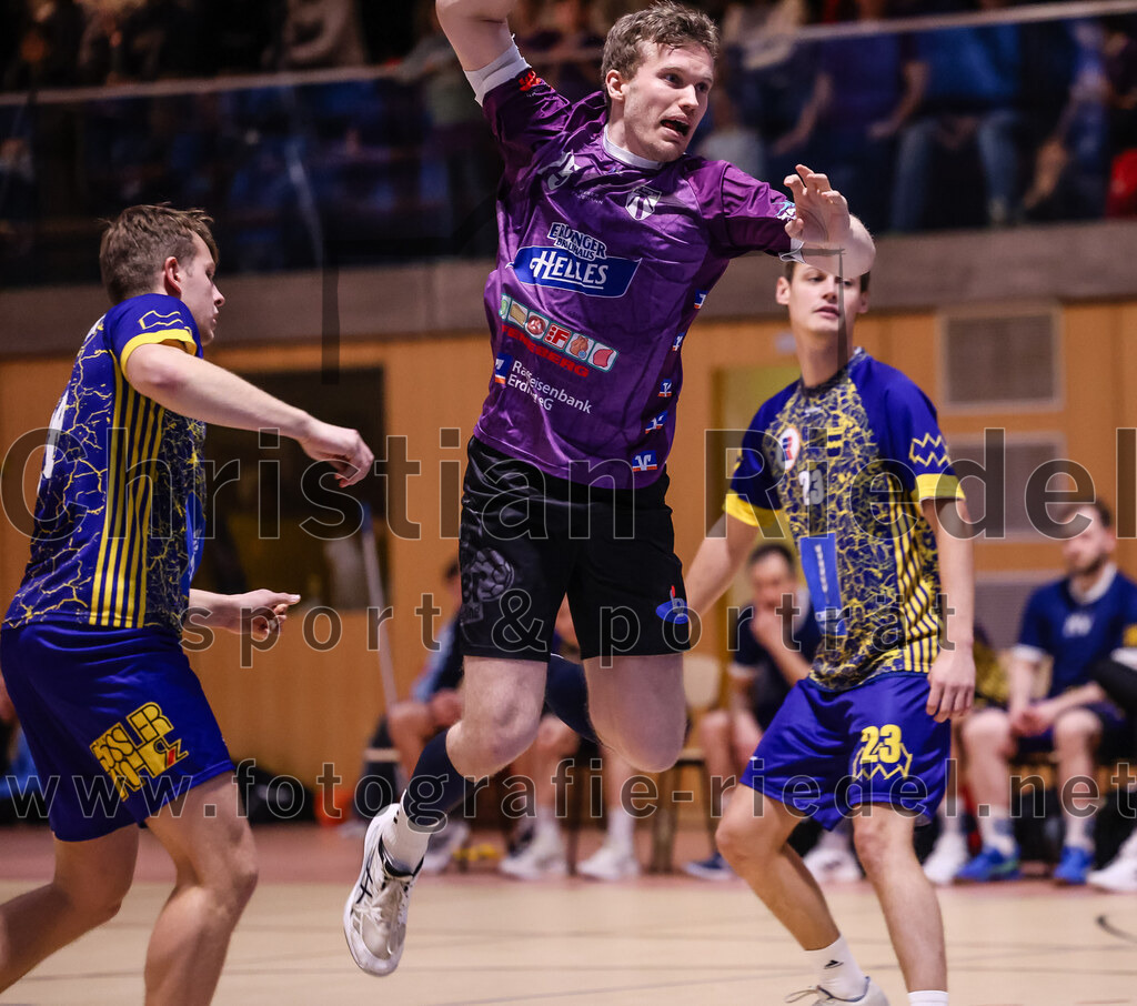 2024-12-14_020_SpVgg_Altenerding_gegen_MTV_Pfaffenhofen | Erding, Deutschland, 14.12.2024:Handball, Bezirksoberliga Männer 2024 / 2025, 10. Spieltag, SpVgg Altenerding gegen MTV Pfaffenhofen, Endergebnis: 32:30Ferdinand Menzel (SpVgg Altenerding, #75), Kilian Roessler (MTV Pfaffenhofen, #23)Foto: Christian Riedel / fotografie-riedel.net