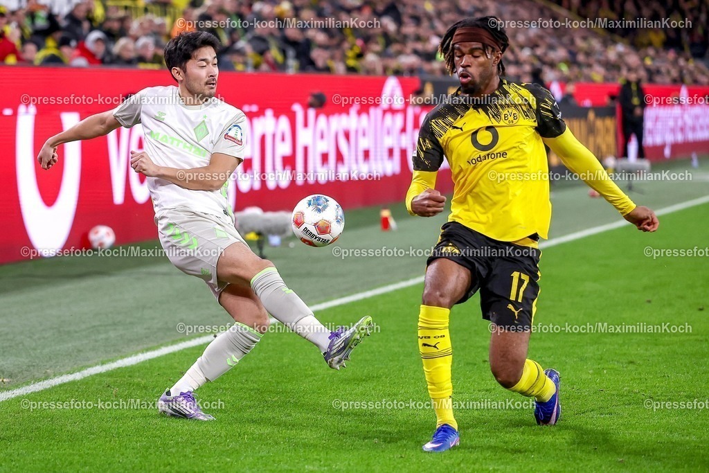 BVB13012601019 | 13.01.2026, Fußball, Borussia Dortmund - SV Werder Bremen,, 1. Fußball Bundesliga, 17. Spieltag, Signal Iduna Park, Saison 2025 2026: Yukinari Sugawara (SV Werder Bremen #03) im Zweikampf gegen  Carney Chukwuemeka (BVB #17)   DFB regulations prohibit any use of photographs as image sequences and or quasi-video.