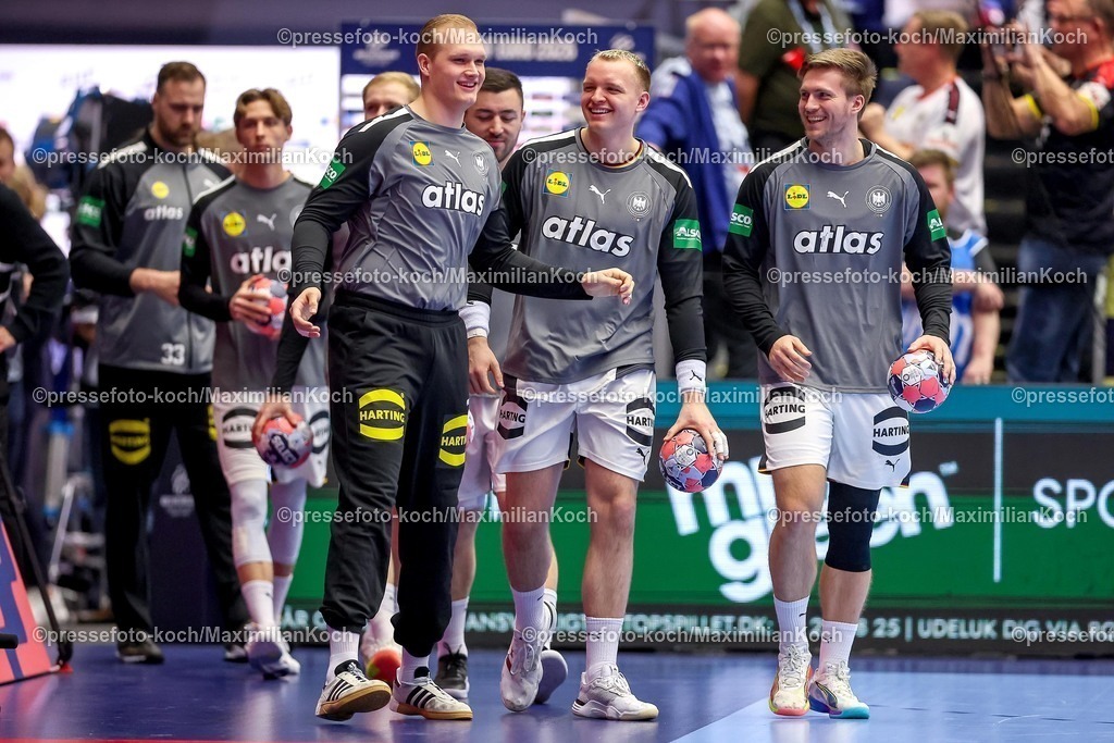 EHF15012602109 | 15.01.2026, Handball, Men's EHF EURO 2026, Deutschland - Österreich, Jyske Bank Boxen in Herning, Dänemark, Preliminary Round:  David Späth (Germany #01) Justus Fischer (Germany #54) und  Lukas Zerbe (Germany #17) betreten lachend die Halle