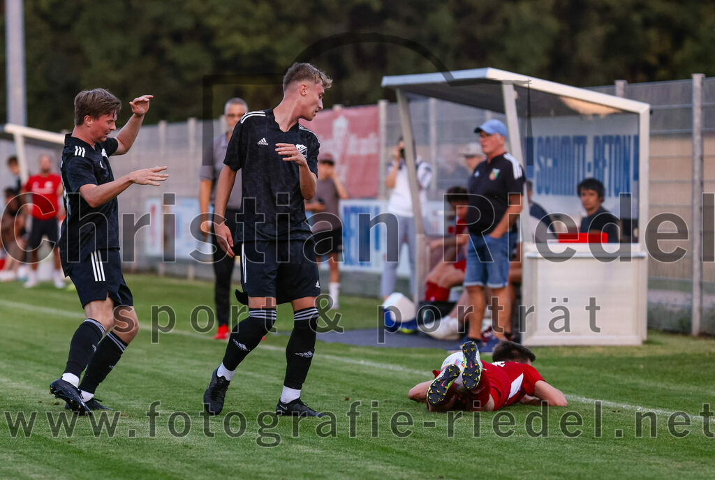 2023-07-20_061_FC_Finsing_gegen_TSV_Wartenberg | Finsing, Deutschland, 20.07.2023:
Fußball, Kreisliga 2023 / 2024, Testspiel, FC Finsing gegen TSV Wartenberg, Endergebnis: 1:0

Maximilian Eberhart (FC Finsing, #21), Tom Simml (FC Finsing, #11), Daniel Bauer (TSV Wartenberg, #14)

Foto: Christian Riedel / fotografie-riedel.net