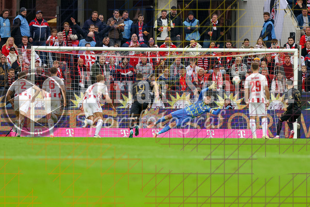 1. FC Köln vs FC Augsburg - 1. Bundesliga  | Köln, Deutschland, 18.10.25:   Fabian Rieder (FC Augsburg) erzielt das Tor zum 0:1 waehrend des Spiels der 1. Bundesliga zwischen  1. FC Köln vs FC Augsburg im RheinEnergieStadion(Foto von Brauer-Fotoagentur / Adrian Schlueter)