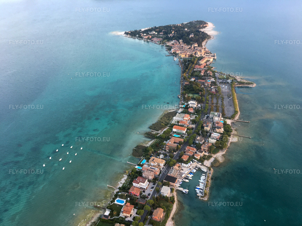 Vue aérienne: Vue de la ville à Sirmione dans le département Brescia, Italie. Photo: IMG-134985.jpg prise le 23/09/2022 par Werner Riehm/FLY-FOTO.eu – Résolution de l'original: 4032 x 3024 px