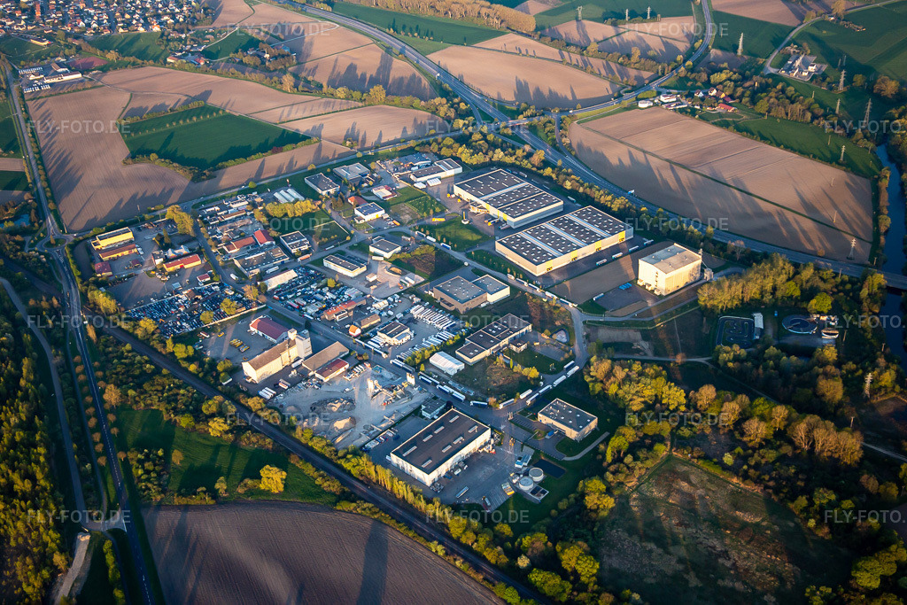 Luftbild: Industrie- und Gewerbegebiet Zone industriel du Ried in Herrlisheim im Bundesland Bas-Rhin in Frankreich. Foto: IMG_126539.jpg vom 25.04.2021 durch Werner Riehm/FLY-FOTO.de