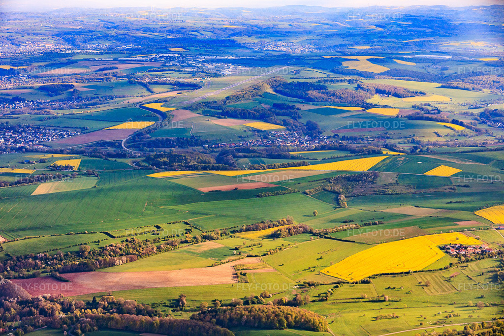 Luftbild: Ortsansicht von Süden in Hornbach im Bundesland Rheinland-Pfalz in Deutschland.Foto: IMG_154447.jpg vom 18.04.2026 durch Werner Riehm/FLY-FOTO.deAuflösung des Originals: 6000 x 4000 px