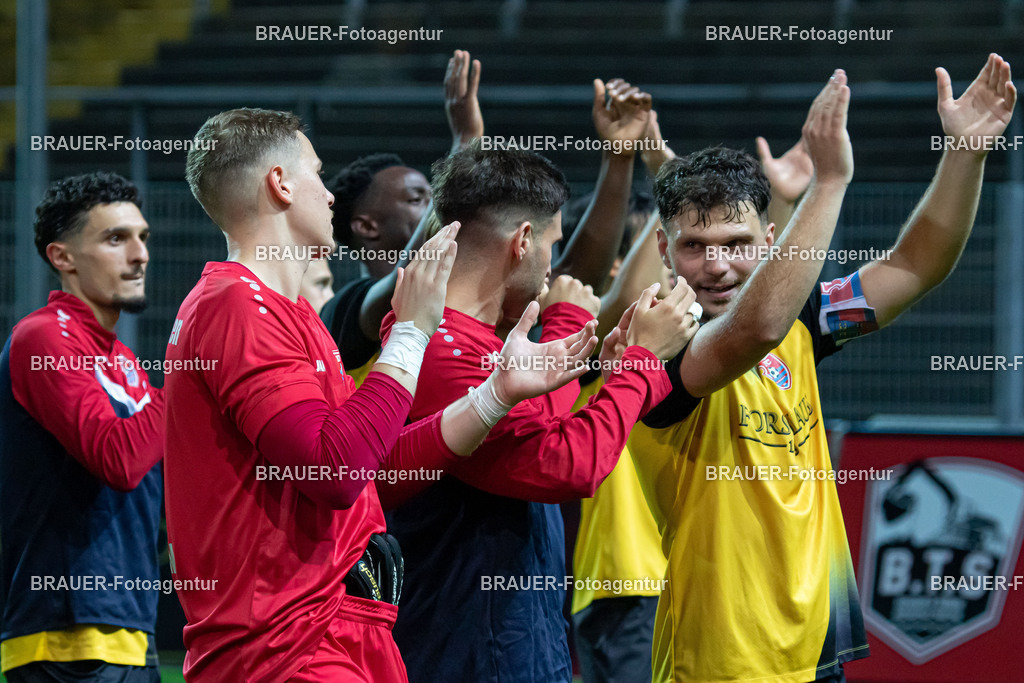 Krefeld, Deutschland, 10.09.2025. Das Team des KFC Uerdingen vor dem Fanblock nach dem Niederrheinpokal Spiel zwischen KFC Uerdingen - SV Biemenhorst im Grotenburg Stadion am 10. September 2025 in Krefeld, Deutschland. (Foto von Ralph Görtz / /Brauer | BRAUER-Fotoagentur