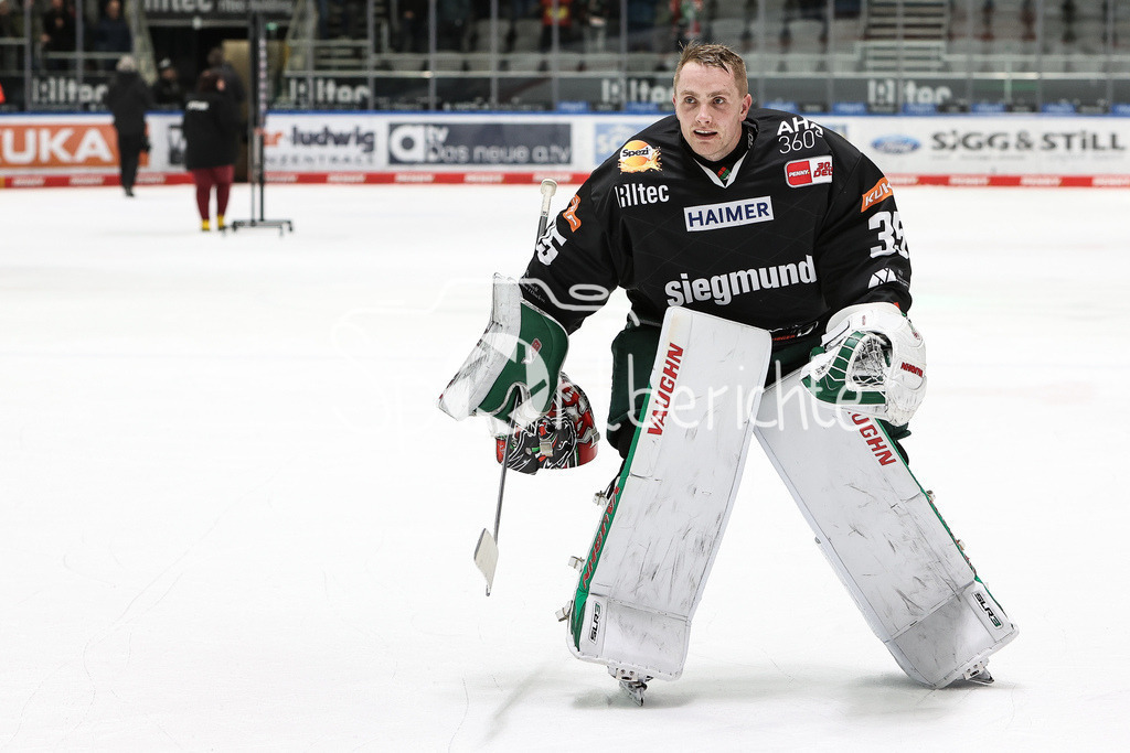Augsburger Panther - ERC Ingolstadt | Matchwinner Markus KELLER (AEV #35) laesst sich von den Fans nach dem Spiel feiern