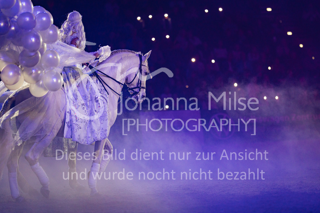 241102_Oldenburg_Show-364 | Deine schönsten Turniermomente als professionelle Fotos! Entdecke hochwertige Pferdesport-Fotografie im Online-Shop. Jetzt Fotos finden & bestellen!
