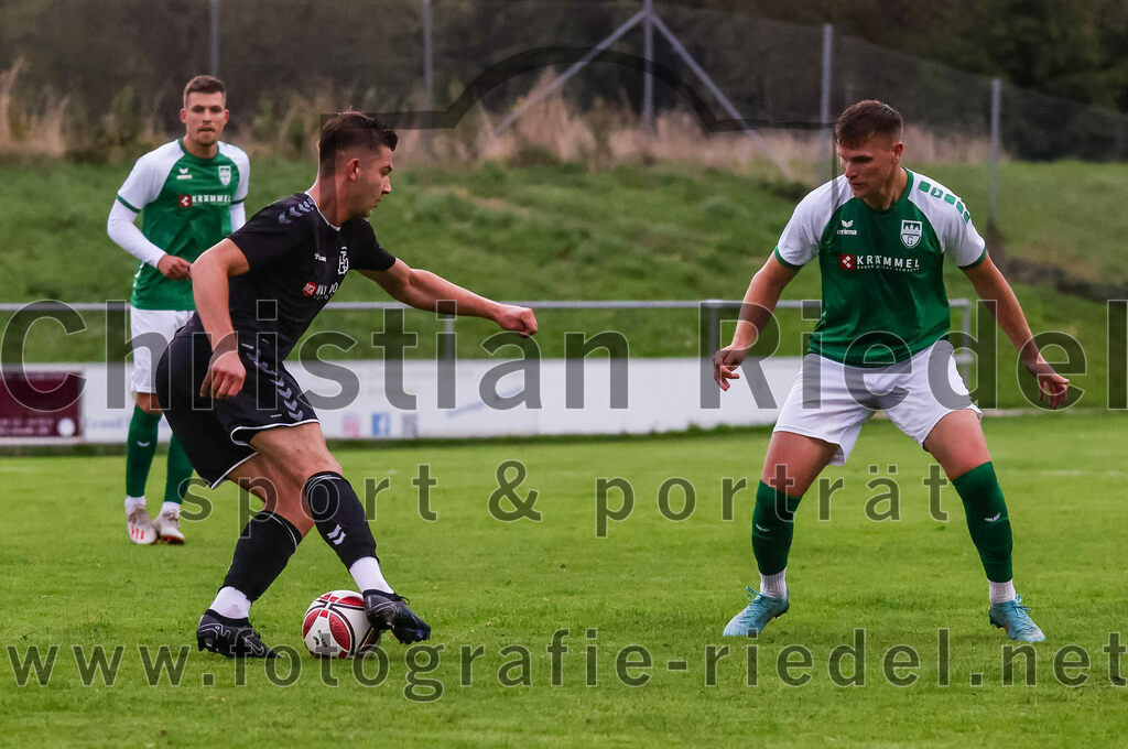2023-08-09_091_FC_Schwaig_gegen_TuS_Geretsried | Deutschland, 09.08.2023:
Fußball, Landesliga Südost 2023 / 2024, 5. Spieltag, FC Schwaig gegen TuS Geretsried, Endergebnis: 4:1

Raffael Ascher (FC Schwaig, #9), Kenan Numanovic (TuS Geretsried, #3)

Foto: Christian Riedel / fotografie-riedel.net