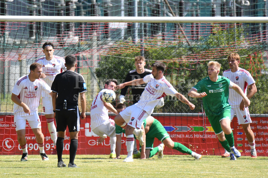 TSV Seebach : TSV Bad Abbach | Rettungstat vorm eigenen Tor Gergö Adorjan  (TSV Seebach #30) - Realisiert mit Pictrs.com