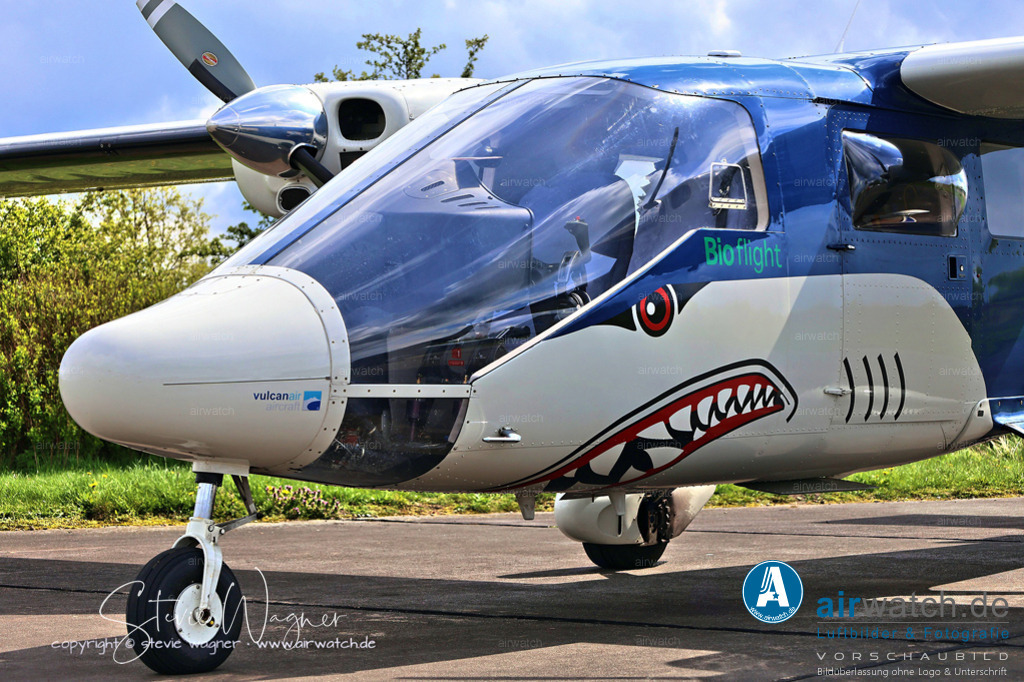 Bioflight - Vulcanair P68 Observer 2  | Bioflight betreibt eine Flotte von Vulcanair P68 Observer 2-Flugzeugen, die für ihre Stabilität und Zuverlässigkeit bei Vermessungsmissionen bekannt sind. Diese Flugzeuge sind für eine hervorragende Steuerbarkeit auch bei niedrigen Fluggeschwindigkeiten mit einer sauberen Stallgeschwindigkeit von 85 Knoten oder 157 km / h ausgelegt. Das Observer 2-Modell verfügt über eine vollständige Plexiglas-Nase, die eine uneingeschränkte Sicht nach vorne ermöglicht und sich für verschiedene Anwendungen eignet, einschließlich Strafverfolgung und Besichtigung.