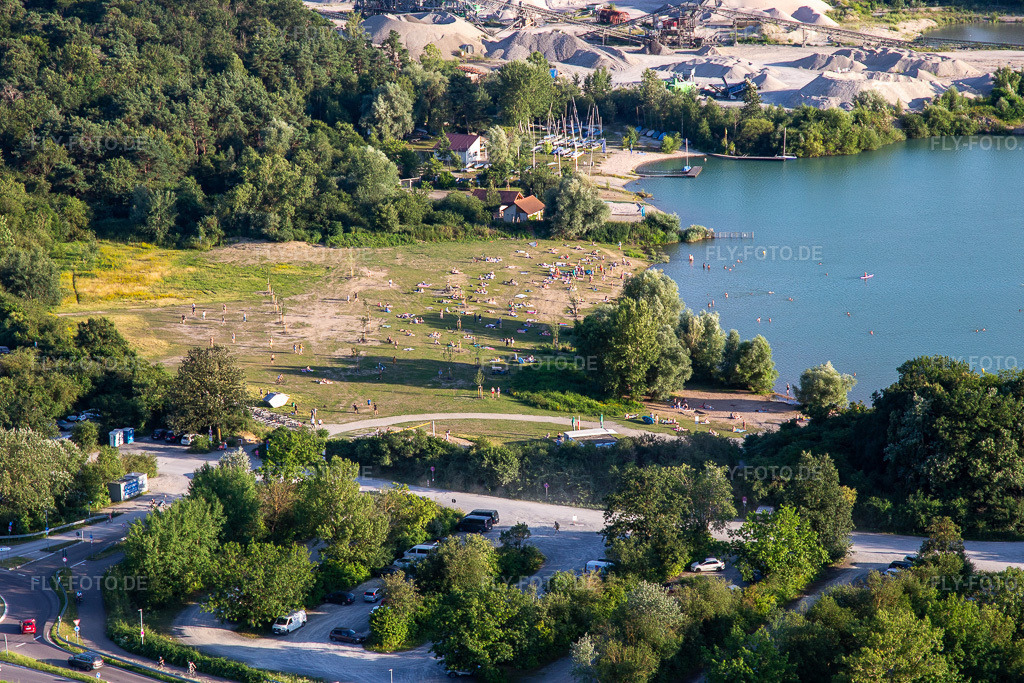 Luftbild: Liegewiese am Epplesee von Norden im Ortsteil Silberstreifen in Rheinstetten im Bundesland Baden-Württemberg in Deutschland. Foto: IMG_141921.jpg vom 28.06.2024 durch Werner Riehm/FLY-FOTO.de