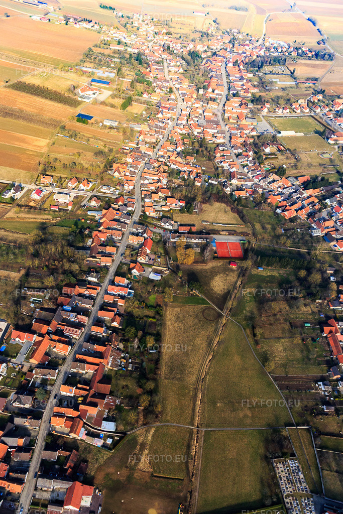 Vue aérienne: Rue des Forgerons depuis le sud à Seebach dans le département Bas Rhin, France – .Photo: IMG_096911.jpg prise le 19/02/2017 par Werner Riehm/FLY-FOTO.eu – Résolution de l'original: 3425 x 5137 px