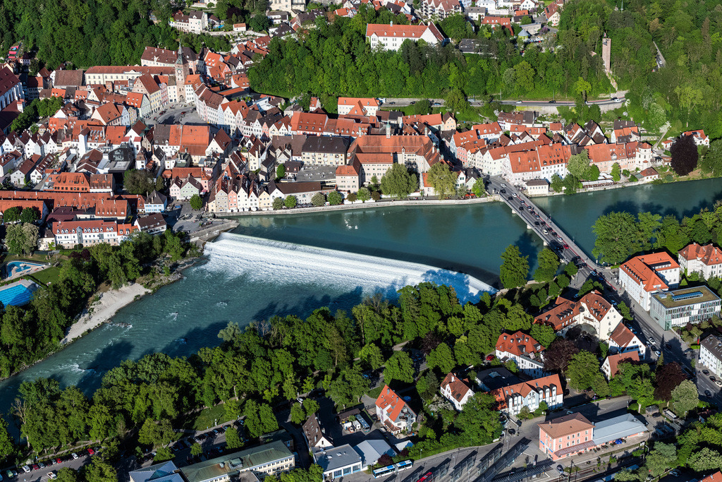 dr__dsc0028.jpg | LANDSBERG AM LECH 08.05.2018 Altstadtbereich und Innenstadtzentrum in Landsberg am Lech mit Lechwehr im Bundesland Bayern, Deutschland. // Old Town area and city center in Landsberg am Lech in the state Bavaria, Germany. Foto: Daniel Reiter