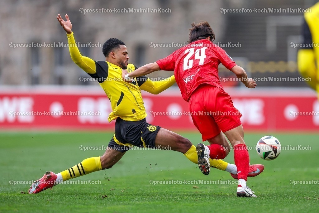 BVBII01032501059 | 2025.03.01, Fußball, 3.Liga, Borussia Dortmund II - Rot-Weiss Essen, Stadion Rote Erde, Saison 2024 2025: Almugera Kabar (BVBII #42) im Zweikampf gegen Kaito Mizuta (RWE #24)