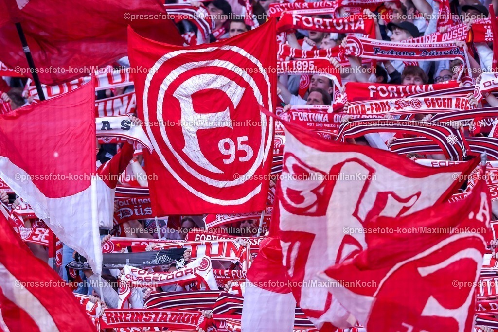 F9510042601003 | 10.04.2026, Fußball, Fortuna Düsseldorf - Holstein Kiel, 2. Fußball Bundesliga, Herren, Merkur Spiel-Arena, 29. Spieltag, Saison 2025 2026: Fahne Flagge auf der Tribüne Logo Vereinsloge Schalparader Fanschal  DFB regulations prohibit any use of photographs as image sequences and or quasi-video.