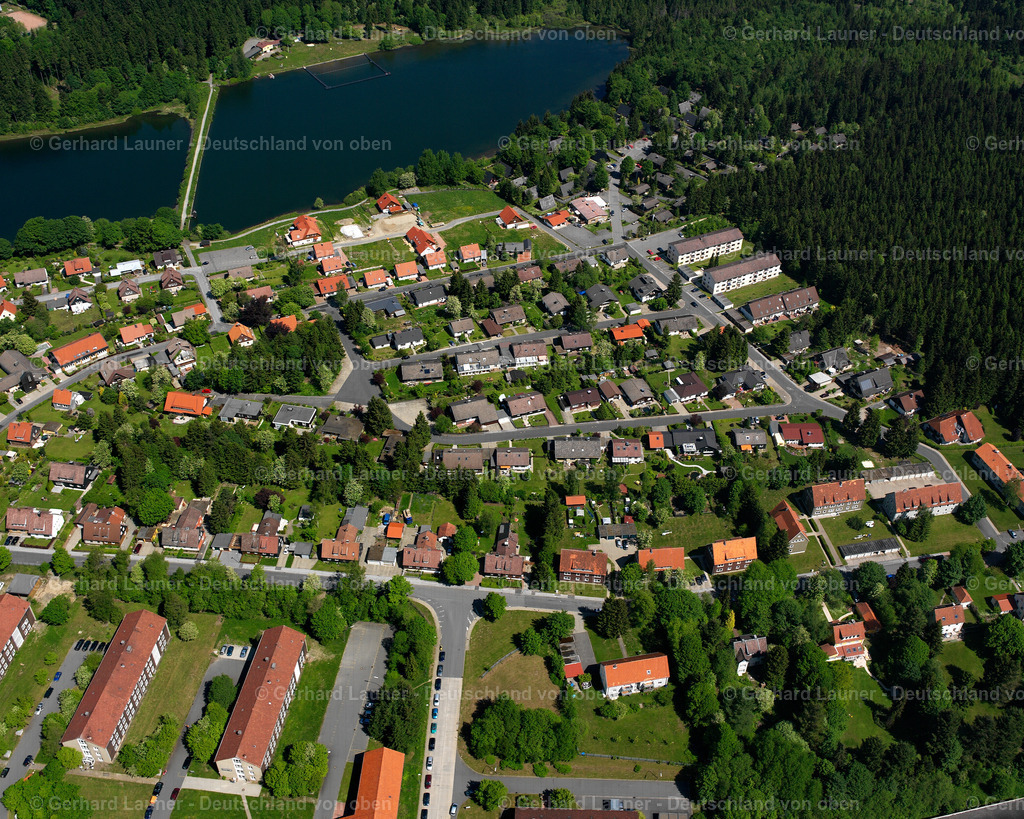 2638502 | CLAUSTHAL-ZELLERFELD 09.06.2006 Wohngebiet der Mehrfamilienhaussiedlung  in Clausthal-Zellerfeld im Bundesland Niedersachsen, Deutschland // Residential area of the multi-family house settlement  in Clausthal-Zellerfeld in the state Lower Saxony, Germany Foto: Gerhard Launer