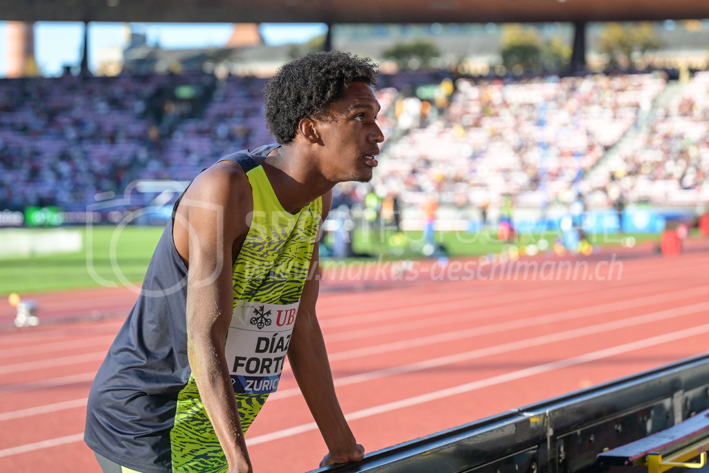 Leichtathletik: Weltklasse Zürich | 08.09.2022, Zürich, Letzigrund, Leichtathletik: Weltklasse Zürich, DIAZ FORTUN Jordan Alejandro (CUB) berät sich im Dreisprung-Wettkampf der Männer mit seinem Trainer. - Realisiert mit Pictrs.com