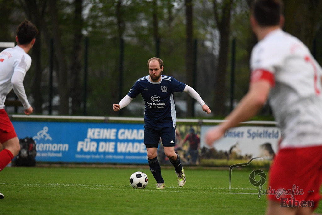 SV Eintracht Wiefelstede-VFL Bad Zwischenahn | Herren Kreisliga; SV Eintracht Wiefelstede (weiß)-VFL Bad Zwischenahn (blau) am 09.04.2024; in Wiefelstede (Sportanlage Am Breeden), Photo: Philip Eiben 2024 - Realisiert mit Pictrs.com
