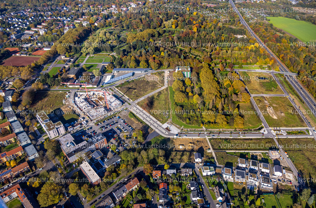 Bochum241016700 | Luftbild, Ostpark Quartier Feldmark, ehemaliger Alter Friedhof, Baustelle Wohnhäuser an der Straße Alte Stadtgärtnerie, Gebäude Freiwillige Feuerwehr Altenbochum, Zentralfriedhof und herbstliche Bäume, Altenbochum, Bochum, Ruhrgebiet, Nordrhein-Westfalen, Deutschland