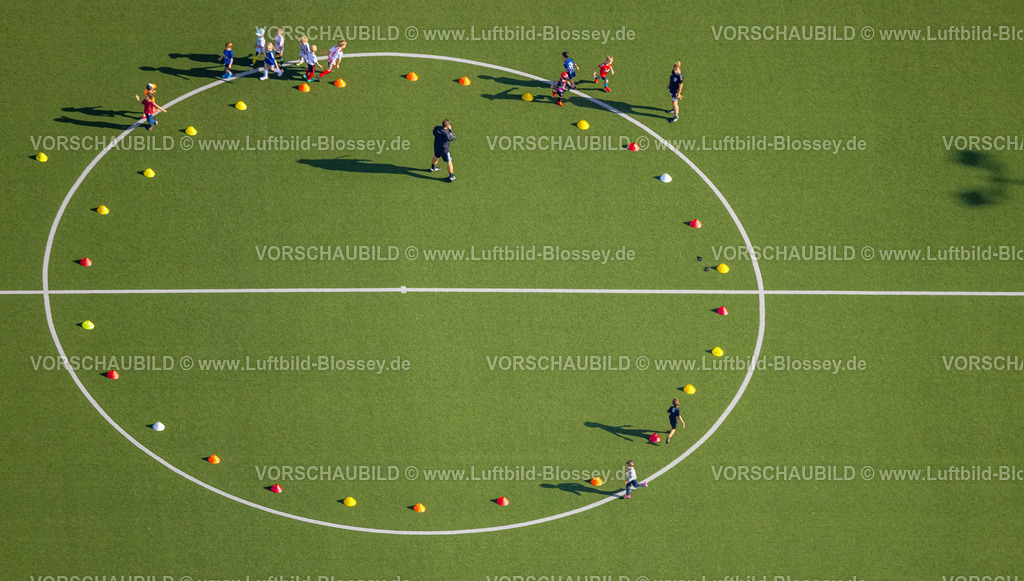 Kreuztal230911401W | Luftbild, Grüner KunstRasen Fußballplatz der  Spielvereinigung Kredenbach/Müsen e.V., Trainer und jugendliche Fußballspieler mit Schattenwurf beim Training mit Hütchen im Mittelkreis, Kredenbach, Kreuztal, Siegerland, Nordrhein-Westfalen, Deutschland