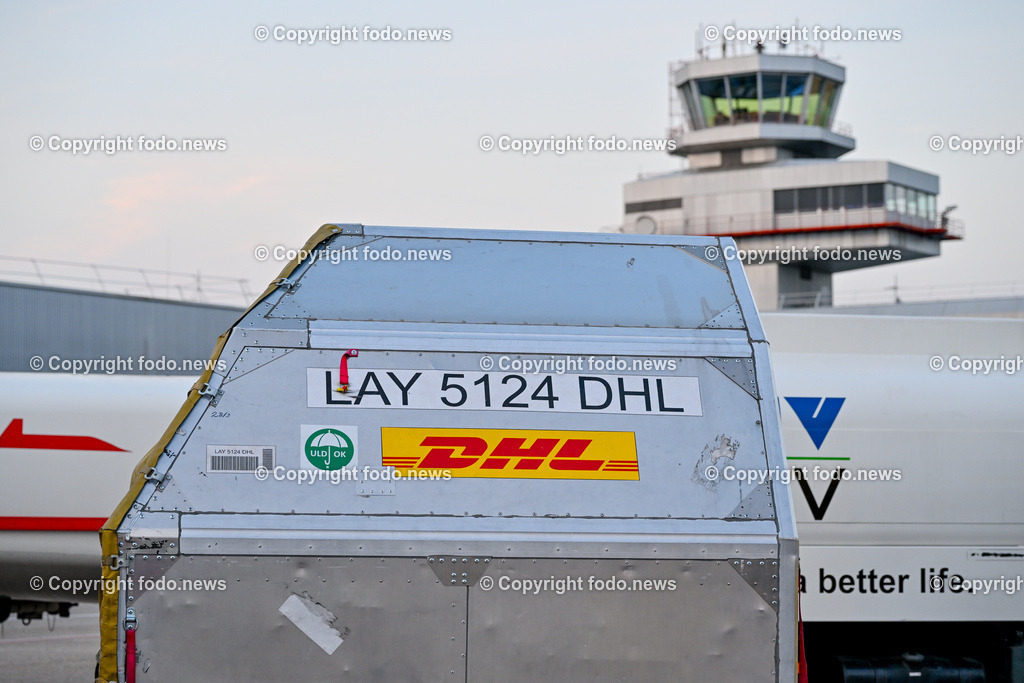 DHL Hoersching_ Warehouse_ Pakete_ Flugzeugbeladung_ 26.06.2023-49 | 26.06.2023, Linz Hoersching, AUT, DHL Hoersching, Warehouse, Flugzeugbeladung Pakete, im Bild Frachtcontainer, Tower Airport Linz