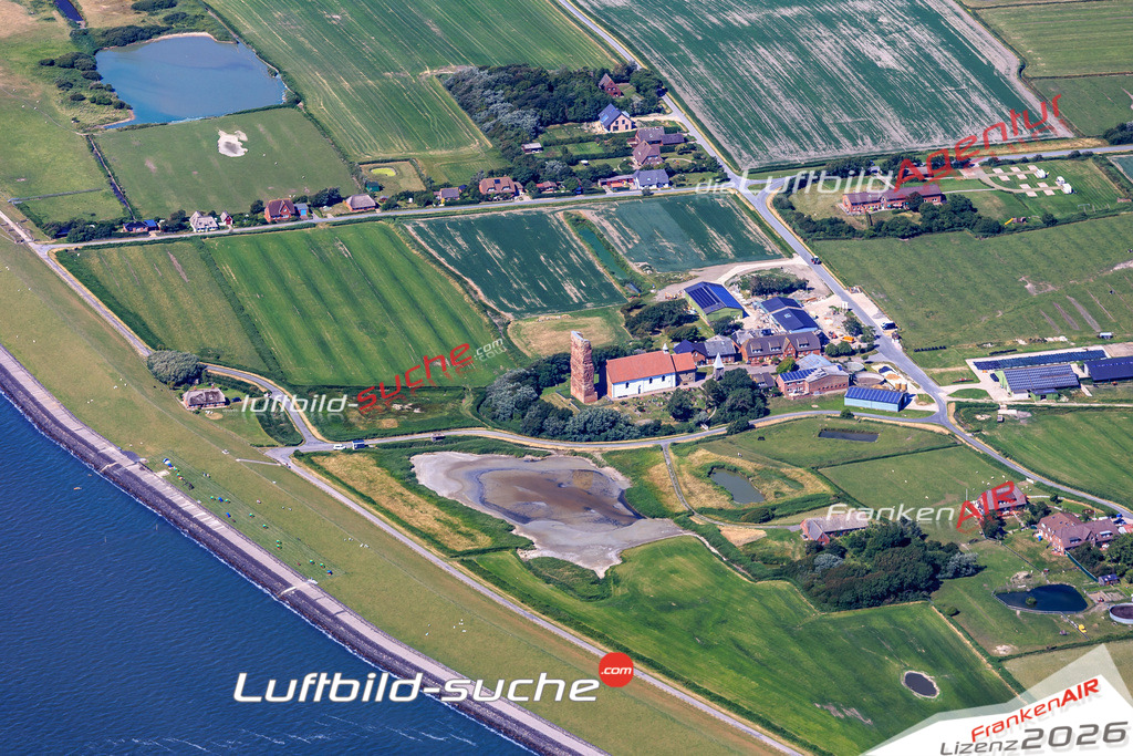 Die Luftbildaufnahme Alte-kirche - Pellworm wurde 2018 mittels Flugzeug (keine Drohne) erstellt. Perfekte Schärfe und Druck- Auflösung- Garantiert!