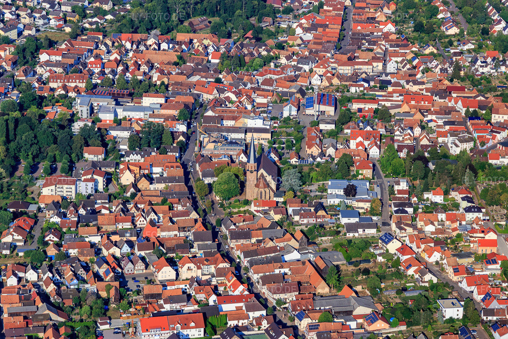 Luftbild: u. Hauptstraße von Osten mit St. Maria Himmelfahrt in Herxheim bei Landau im Bundesland Rheinland-Pfalz in Deutschland. Foto: IMG_109620.jpg vom 31.07.2018 durch Werner Riehm/FLY-FOTO.de