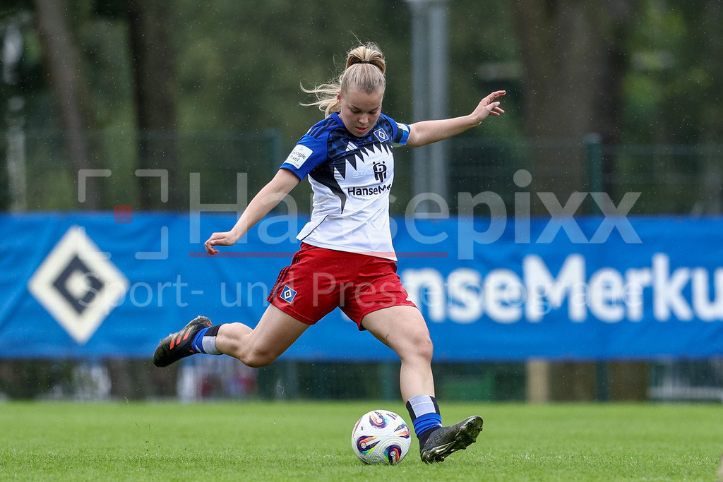 Fussball, Testspiel Frauen, Hamburger SV - FC Viktoria Berlin | Svea Stoldt (Hamburger SV, 8) am Ball, Freisteller, Einzelbild, Ganzkörper, Aktion, Action, Spielszene