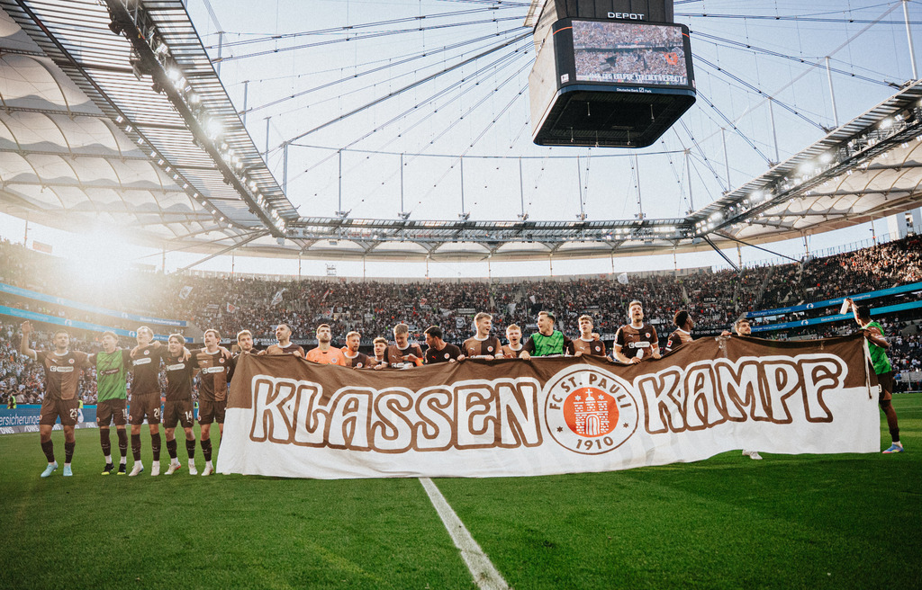 DSC07043 | Der offizielle Shop für FC St. Pauli Fotos. Wähle aus Spielszenen & Fanmomenten dein FCSP Wunschformat. Wir liefern Millerntor-Atmosphäre.