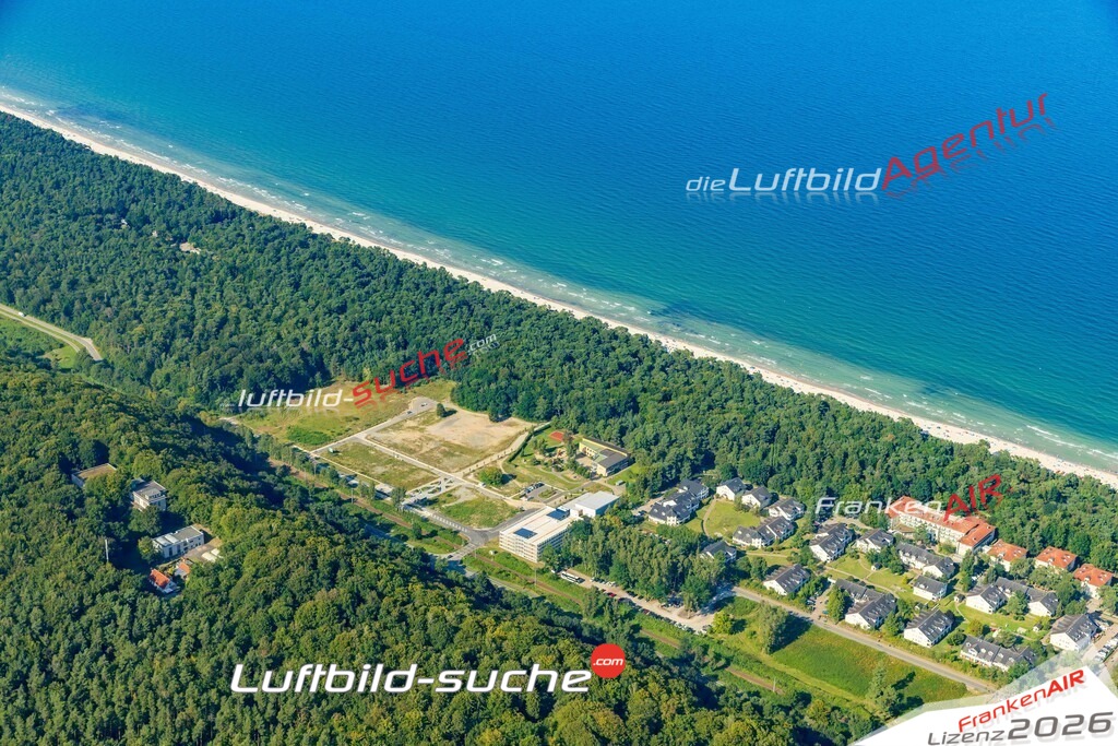 Klassische Luftaufnahme ohne Drohne zeigt:Seebad Prora Grundstück bei Binz - Die Luftbildaufnahme wurde 2025 vom UL-Flugzeug heraus erstellt ( keine Drohnenaufnahme ) - Hochauflösende Luftaufnahme -Nicht vergleichbar mit Google Maps oder Satelittenbilder- Die Geschenkidee !Mit Lizenz und Bildrechte bestellbar