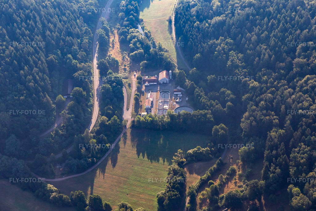 Luftbild: Kläranlage an der Wieslauter in Bundenthal im Bundesland Rheinland-Pfalz in Deutschland. Foto: IMG_122041.jpg vom 08.08.2020 durch Werner Riehm/FLY-FOTO.de