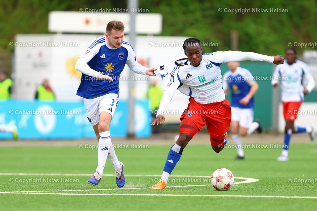 NH_HamburgerSVU21_KickersEmden_RegionalligaNord_19042026 | #11 Maurice Boakye (Hamburger SV U21), #3 Julian Stöhr (Kickers Emden)Fußball I Herren I Regionalliga Nord I Saison 2025-2026 I 30. Spieltag I Hamburger SV U21 - Kickers Emden I 19.04..2026 I Stadion Hoheluft