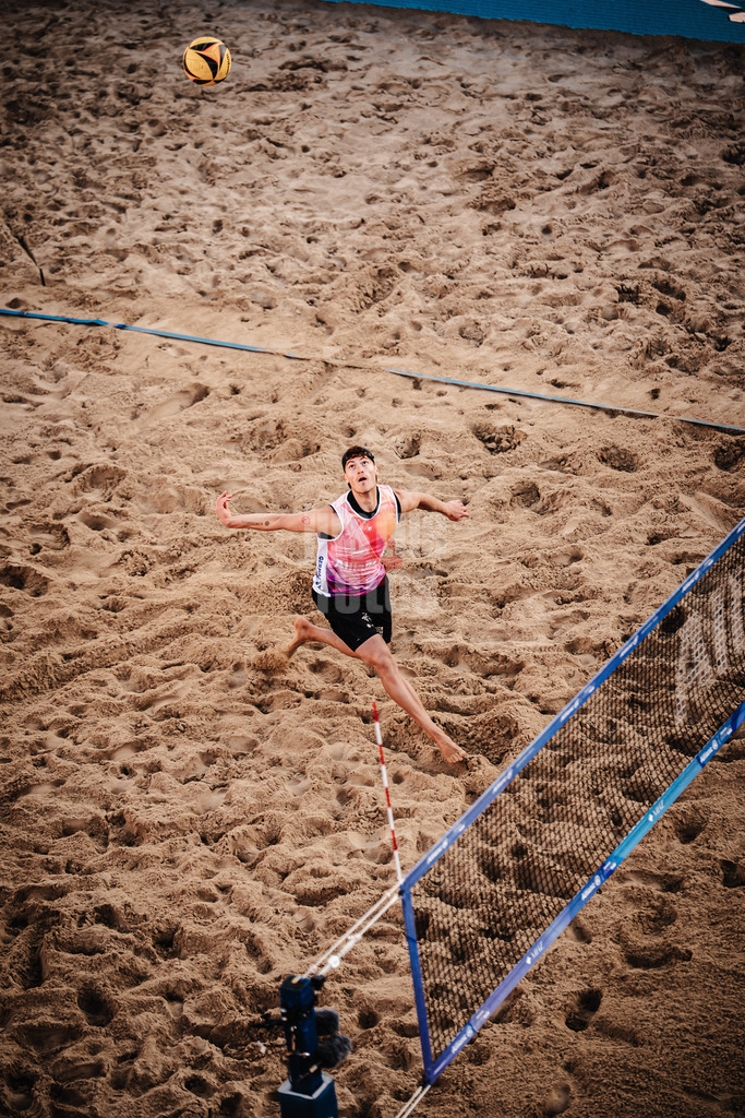 Beachvolleyball | Männer | Allianz German Beach Tour 2025 | Tourstop Berlin | 23.08.2025 | Max Just läuft an zum Angriff