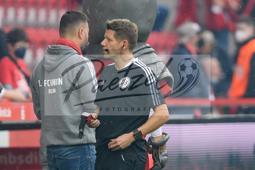 FCUBMG20210829_093 | Fussball, Herren: 4. Offizieller Patrick Ittrich schaut beim Spiel der 1. Bundesliga zwischen 1. FC Union Berlin und Borussia Moenchengladbach im Stadion An der Alten Foersterei am 29.08.2021 in Berlin, Deutschland. - Realisiert mit Pictrs.com
