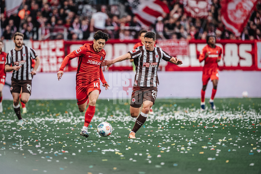 Fußball | Männer | Saison 2025/2026  | Fußball-Bundesliga | 27. Spieltag | FC St. Pauli vs. SC Freiburg | 22.04.2026 | v.l. Yuito Suzuki (#14, SC Freiburg) gegen Erik Ahlstrand (#20, FC St. Pauli)