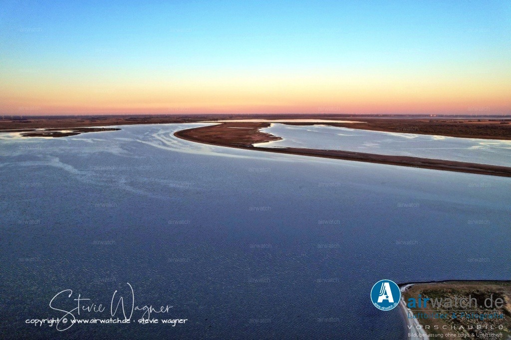 Nordsee, Nordfriesland, Beltringharderkoog, Luettmoorsee, Holmer Siel, Landgewinnung | Landgewinnung & Küstenschutz in Nordfriesland - Das Meer hat im Laufe von Jahrtausenden mit jeder Flut allmählich neues Land aufgebaut, einen bis zu 25 Kilometer breiten Streifen entlang der Meeresküste, bekannt als Marsch. Die Seemarschen entlang der Meeresküste und die Flußmarschen entlang der großen Flußmündungen sind wichtige Lebensräume für die Wattenmeer-Ökologie.