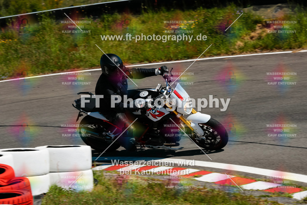 Moto-TeamOBK-22087 | Hier findet Ihr Bilder von Touristenfahrten auf der Nürburgring Nordschleife oder von anderen Veranstaltungen die ich besucht habe. Viel Spass beim Durch Schauen 