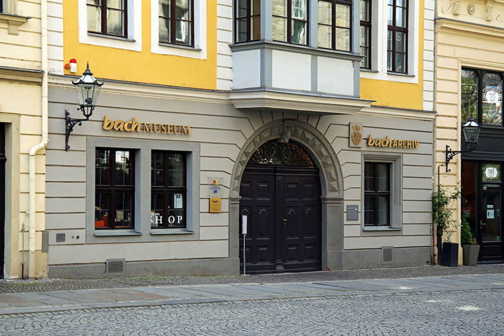 Bildlexikon Leipzig - Bosehaus - Eingang zu Bach Museum und Bach Archiv | Das Team hinter BILDLEXIKON LEIPZIG bündelt historische wie aktuelle Informationen über die Stadt Leipzig in Text und Bild auf einer Plattform und stellt diese der interessierten Öffentlichkeit zur Verfügung.