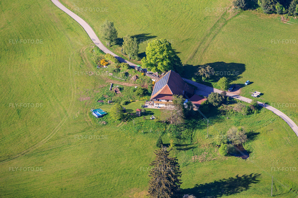 Luftbild: Schwarzwaldhof am Krährbauernhof im Ortsteil Reichenbach in Hornberg im Bundesland Baden-Württemberg in Deutschland.Foto: IMG_156539.jpg vom 17.05.2026 durch Werner Riehm/FLY-FOTO.deAuflösung des Originals: 6000 x 4000 px