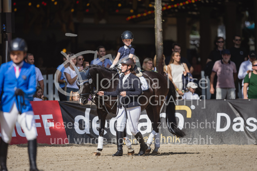 230910_OWLCh_Führzügel-107 | Deine schönsten Turniermomente als professionelle Fotos! Entdecke hochwertige Pferdesport-Fotografie im Online-Shop. Jetzt Fotos finden & bestellen!