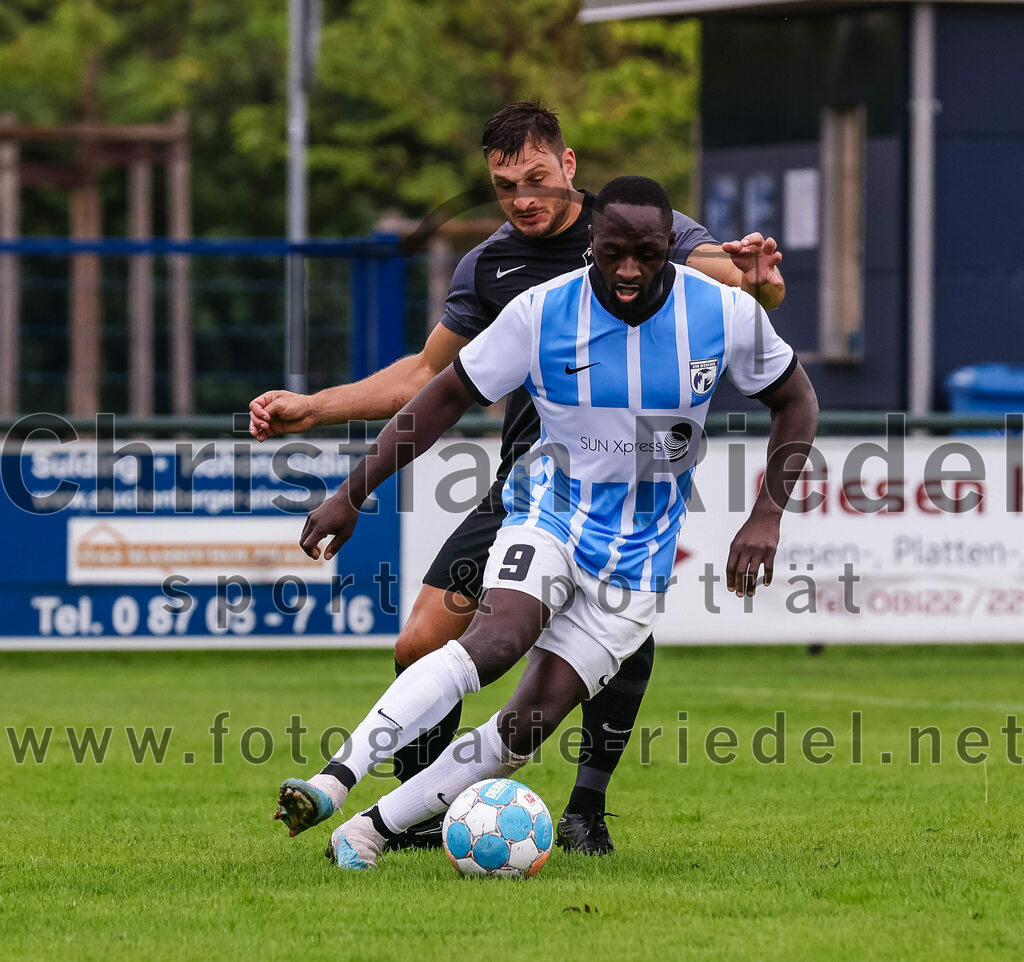 2023-08-05_112_FC_Langengeisling_gegen_SVN_Muenchen | Erding, Deutschland, 05.08.2023:
Fußball, Bezirksliga Oberbayern Ost 2023 / 2024, 2. Spieltag, FC Langengeisling gegen SVN München, Endergebnis: 1:3

Andreas Buchberger (FC Langengeisling, #5), Rachid Teouri (SVN München, #9)

Foto: Christian Riedel / fotografie-riedel.net